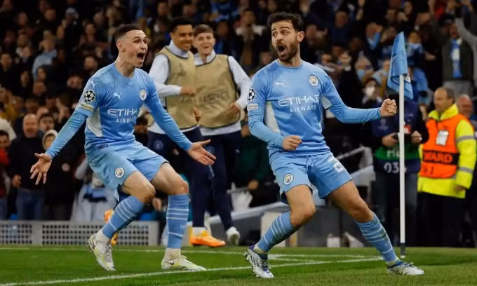 Bernardo Silva và Phil Foden vui mừng sau bàn thứ tư của Man City. Ảnh: Reuters