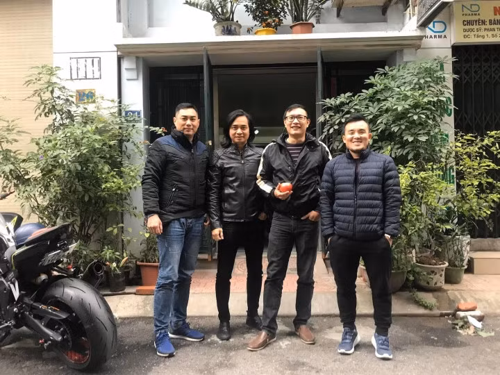Các thành viên Bức Tường luôn mang theo micro của Trần Lập khi tham gia các show diễn, chương trình.