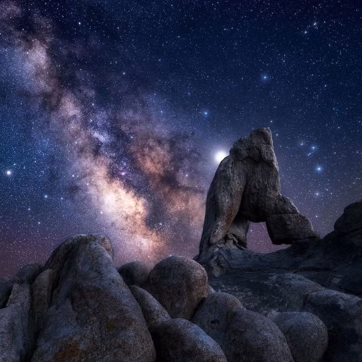 Dải ngân hà sáng rực trên bầu trời ở khu vực đá núi Alabama Hills, sườn phía đông của Sierra Nevada, Mỹ.