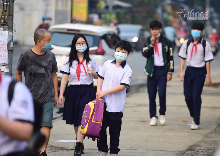 Học sinh tại TP.HCM tới trường học - Ảnh: Trương Thanh Tùng