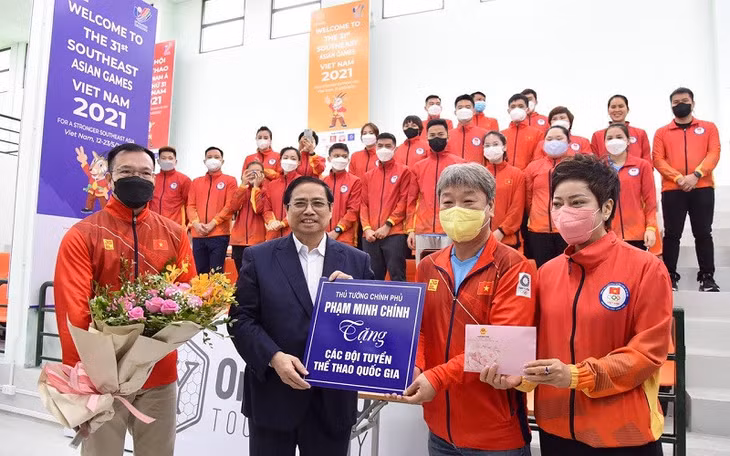 Thủ tướng Phạm Minh Chính tặng quà cho các đội tuyển thể thao tham dự SEA Games 31.
