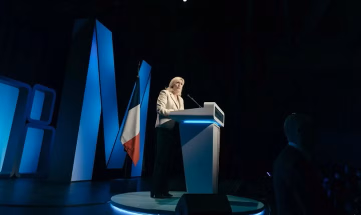 Bà Le Pen phát biểu tranh cử ở thị trấn Stiring-Wendel. (Ảnh: New York Times)
