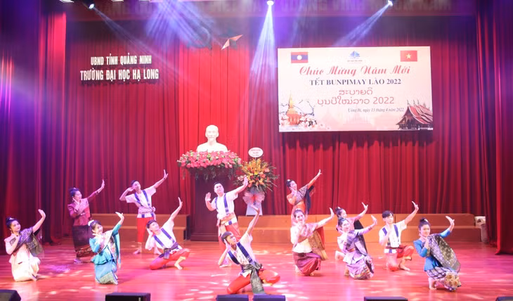 Lưu học sinh Lào biểu diễn tiết mục múa truyền thống chào đón Tết Bunpimay.