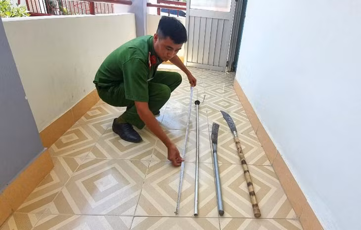 Công an phường Mỹ Bình kịp thời xác minh làm rõ hành tung 4 thiếu niên và truy thu hung khí. Ảnh : Huỳnh Hải.