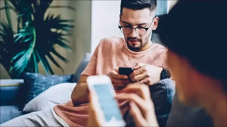 Ai cũng sử dụng thiết bị kết nối internet khiến những chiếc router Wi-Fi cũ không đủ sức gánh