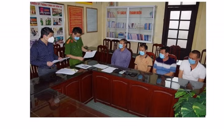 Cơ quan Công an lấy lời khai các đối tượng, và thu giữ tang vật vụ án.