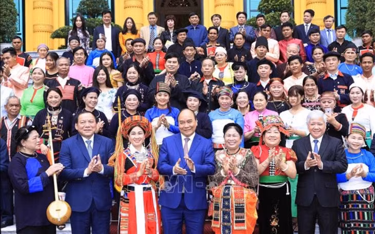 Chủ tịch nước Nguyễn Xuân Phúc gặp mặt Đoàn đại biểu già làng, trưởng bản, nghệ nhân người dân tộc thiểu số tiêu biểu. (Ảnh: TTXVN)