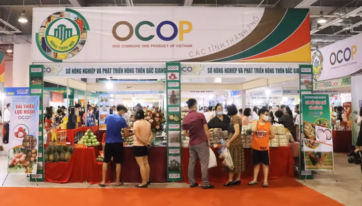 Các sản phẩm OCOP ngoài tỉnh tham gia tại hội chợ cũng thu hút được sự quan tâm của người dân.