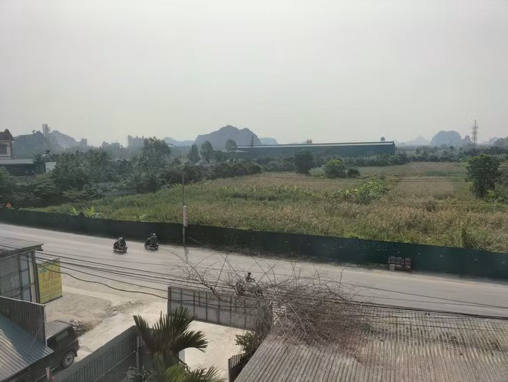 Theo kế hoạch, tháng 3/2022, CCN Phương Nam sẽ đi vào hoạt động nhưng do chưa có mặt bằng nên nơi đây vẫn chỉ là những bãi cỏ mọc um tùm.