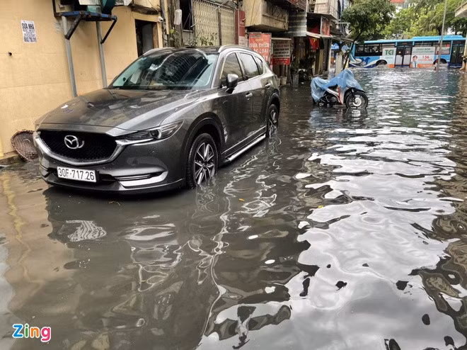 Ngày 16/4, mưa lớn gây ngập ở khu vực Đường Thành (quận Hoàn Kiếm, Hà Nội). Ảnh: Káp Long.