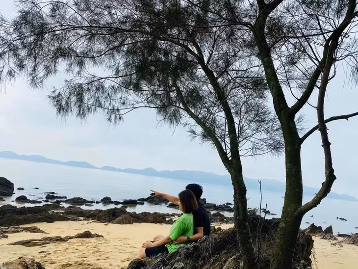 Đảo Cái Chiên (huyện Hải Hà) thu hút khách du lịch bởi vẻ đẹp hoang sơ.