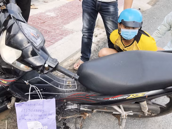Đang vận chuyển 500 viên thuốc lắc và 3 bịch “hàng đá” thì bị bắt ảnh 1