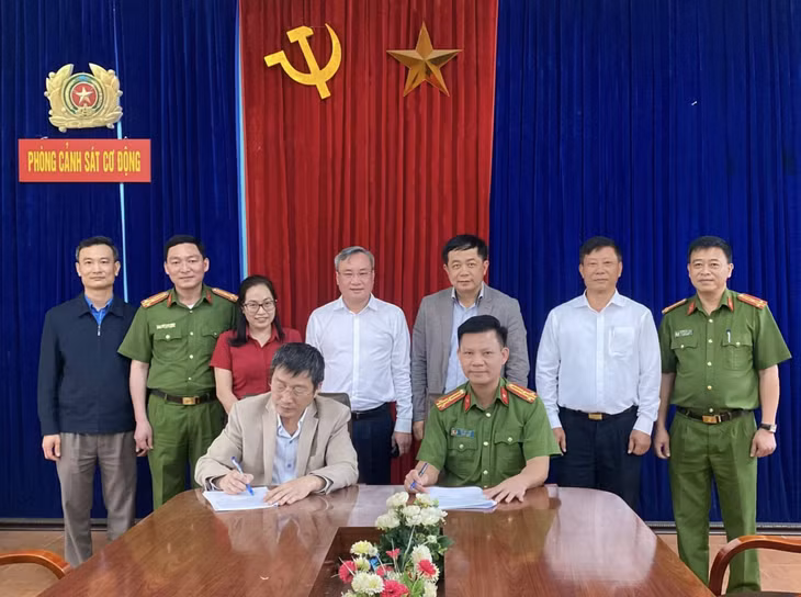 Đại diện hai đơn vị ký kết quy chế phối hợp.