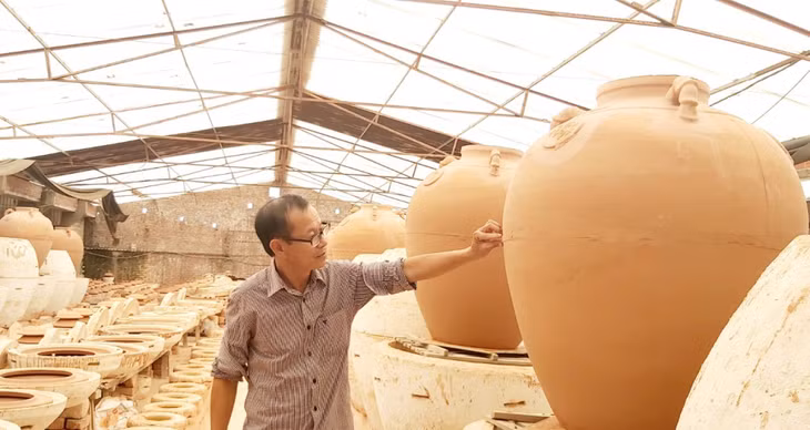 Cơ sở sản xuất Gốm sứ Thắng Lan (phường Mạo Khê) nằm trong khu dân cư.