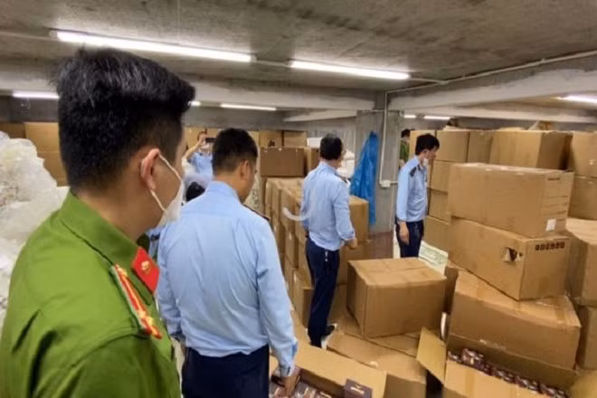 Lực lượng chức năng kiểm tra Công ty TNHH dược mỹ phẩm Lasva.