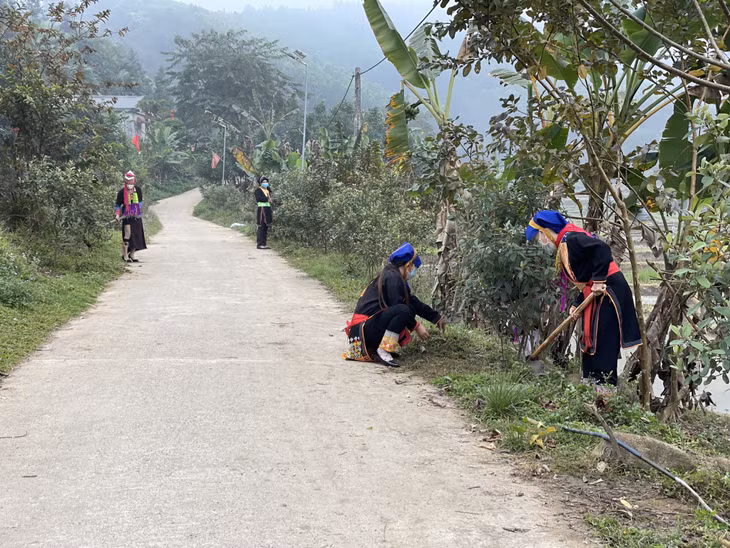 Phụ nữ xã Đồn Đạc, huyện Ba Chẽ ra quân dọn vệ sinh môi trường, chăm sóc tuyến đường hoa.