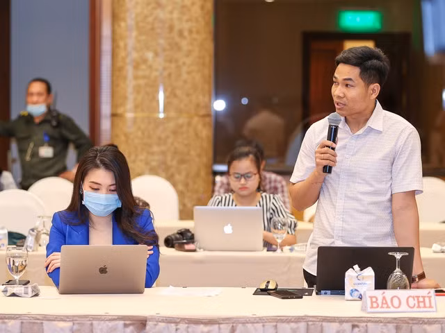 Các phóng viên tác nghiệp tại Họp báo Chính phủ thường kỳ tháng 4/2022 - Ảnh: VGP/Nhật Bắc
