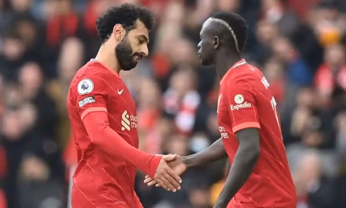 Salah rời sân, nhường chỗ cho Mane trong sự động viên của CĐV Liverpool. Ảnh: AFP.