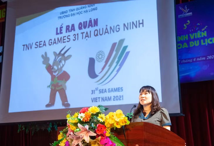 TS Phan Thị Huệ, Phó Hiệu trưởng Trường Đại học Hạ Long, thành viên BTC SEA Games 31 tỉnh Quảng Ninh khích lệ, động viên tinh thần đội ngũ tình nguyện viên.