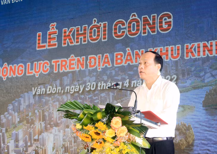Đồng chí Vũ Đức Hưởng, Chủ tịch UBND huyện, báo cáo khái quát 4 dự án được triển khai đầu tư.