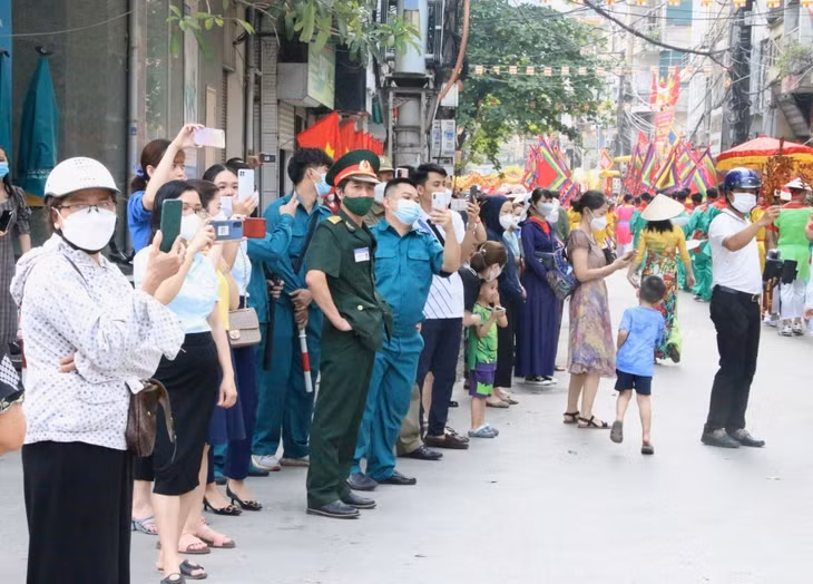 Rất đông nhân dân hưởng ứng, quay hình, chụp ảnh, hòa vào đoàn rước, tạo nên không khí vui tươi, phấn khởi của lễ hội.