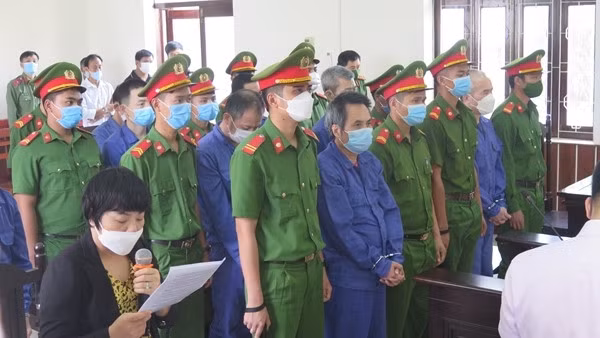Các bị cáo tại phiên xét xử.