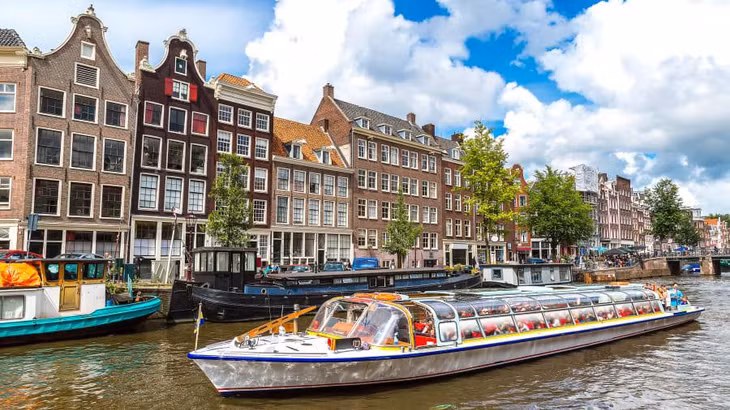 Chính quyền Amsterdam đang áp dụng nhiều biện pháp công nghệ cao để giảm tình trạng du lịch quá mức. Ảnh: CNN