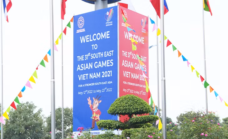 Các khẩu hiệu cổ động SEA Games 31 được trang hoàng tại các tuyến phố...