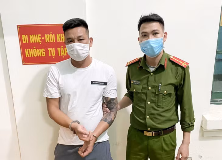 Đối tượng truy nã Nguyễn Công Huấn tại cơ quan Công an.