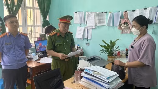 Cơ quan chức năng thực hiện lệnh bắt đối tượng.