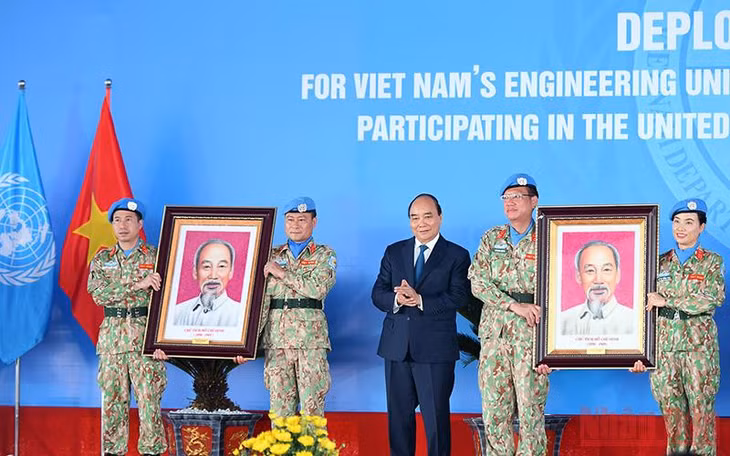 Chủ tịch nước Nguyễn Xuân Phúc tặng quà cho cán bộ, chiến sĩ trước khi lên đường nhận nhiệm vụ.
