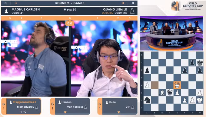Carlsen tỏ ra chán nản sau sai lầm ở ván đầu tiên. Ảnh: chụp màn hình