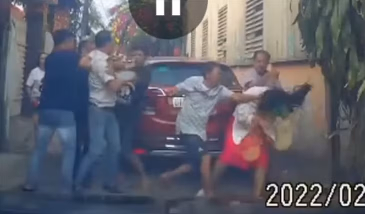 Cơ quan chức năng đang xác minh làm rõ vụ 5 người đàn ông đánh 1 người phụ nữ.