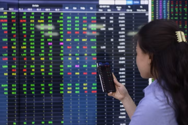 VN-Index vẫn mất 79,33 điểm tương đương 5,44%, đóng cửa tại 1.379,23 điểm.