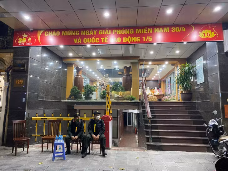 Lực lượng chức năng có mặt tại phố Tuệ Tĩnh. Ảnh: Phạm Hải