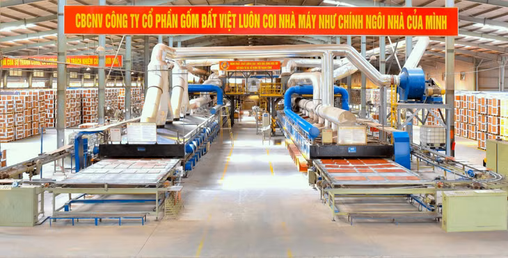 Dây chuyền sản xuất hiện đại tại Tổ hợp Công ty CP Gốm Đất Việt.