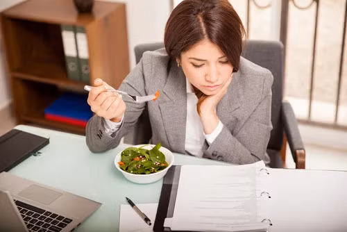 Thói quen ăn uống không lành mạnh cũng gây ra rất nhiều vấn đề sức khỏe cho nhân viên văn phòng - Ảnh Internet