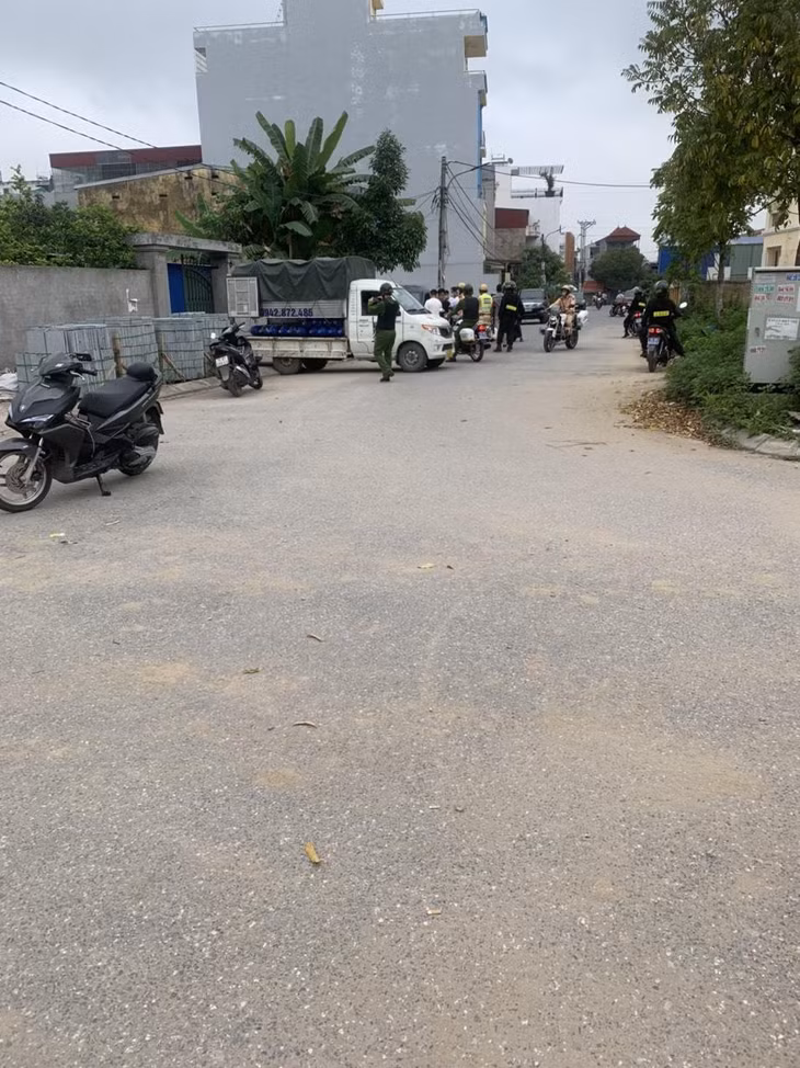 Công an đột kích vào khu vực có kho chứa bình khí cười.