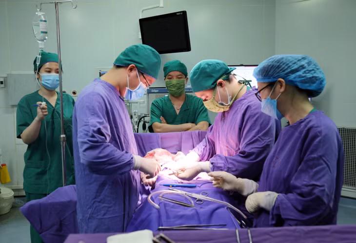 Kíp mổ khoa Ung bướu, Bệnh viện Đa khoa tỉnh tiến hành phẫu thuật bóc tách u buồng trứng cho bé gái 12 tuổi.