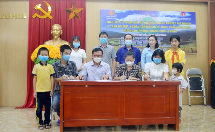 Lãnh đạo Hội Bảo trợ NKT-TMC tỉnh, chính quyền địa phương, nhà hảo tâm ký giao kết đỡ đầu cho học sinh mồ côi phường Hà Phong (TP Hạ Long) năm 2021.