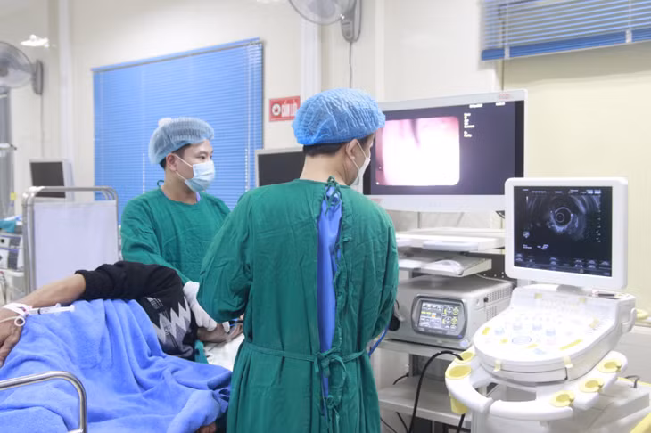 Các bác sĩ Khoa Thăm dò chức năng, Bệnh viện Bãi cháy đang tiến hành siêu âm nội soi cho bệnh nhân.