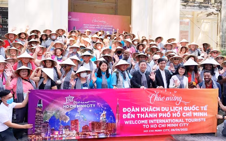 Đoàn 126 du khách Mỹ được chào đón nồng nhiệt khi đến tham quan Bảo tàng Lịch sử Thành phố Hồ Chí Minh hôm 8/4 (Ảnh: Sở Du lịch Thành phố Hồ Chí Minh)