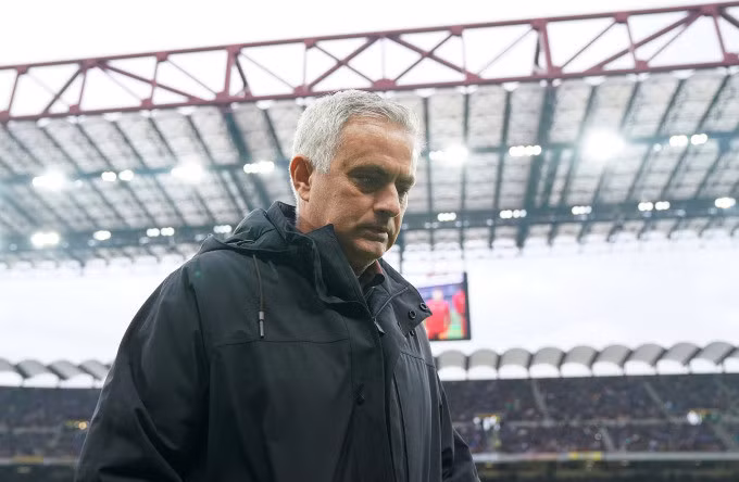 Mourinho quay đi sau một bàn thua của Roma tại Meazza ngày 23/4. Ảnh: ANSA