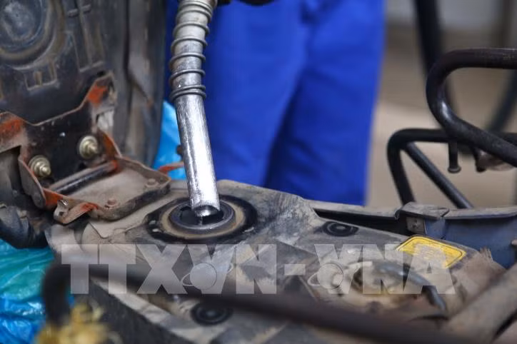 Bộ Tài chính đề xuất giảm thuế nhập khẩu ưu đãi mặt hàng xăng dầu. Ảnh minh họa: Minh Quyết/TTXVN