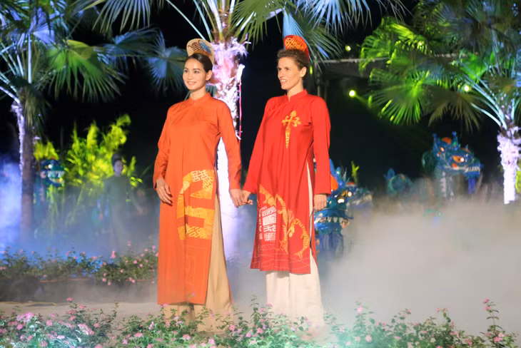 Người mẫu nước ngoài khoác lên mình tà áo dài Việt Nam với những họa tiết, hoa văn truyền thống thời Trần.
