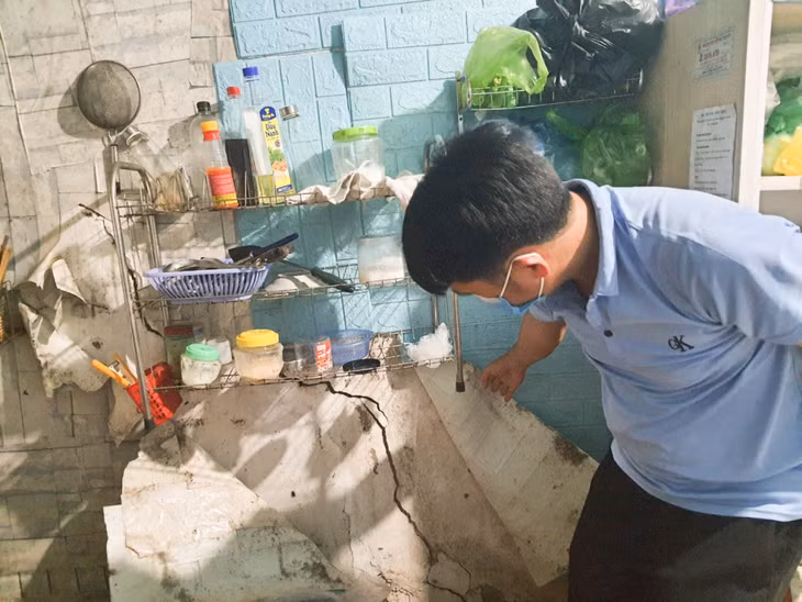 Nhà bếp của gia đình anh Hoàng Xuân Nghĩa (khu 1, thị trấn Ba Chẽ) bị nghiêng, rạn nứt tường, nền nhà.