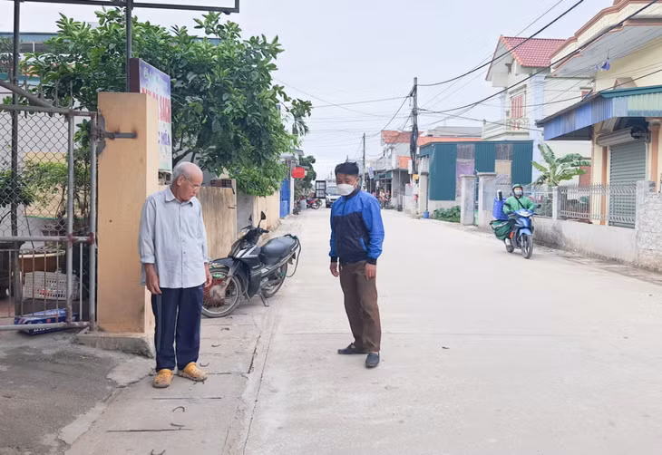 Anh Bùi Công Tú (bên phải), Bí thư chi bộ, Trưởng thôn 8 đang đi vận động nhân dân tiếp tục mở rộng đường ngõ xóm trong thôn