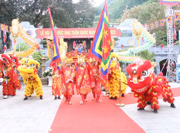 Đoàn rước Đức Ông vi hành bắt đầu khởi hành từ đền Đức Ông Trần Quốc Nghiễn...