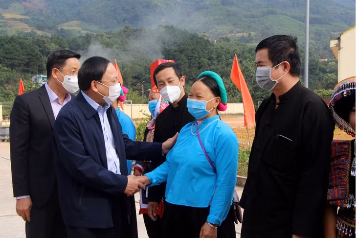 Đồng chí Nguyễn Xuân Ký, Ủy viên Trung ương Đảng, Bí thư Tỉnh ủy, Chủ tịch HĐND tỉnh, trò chuyện với bà con cụm liên thôn Khe Lặc, Kéo Kai, Đoàn Kết, Khe Mươi và Nà Cam (xã Đại Dực, Tiên Yên).