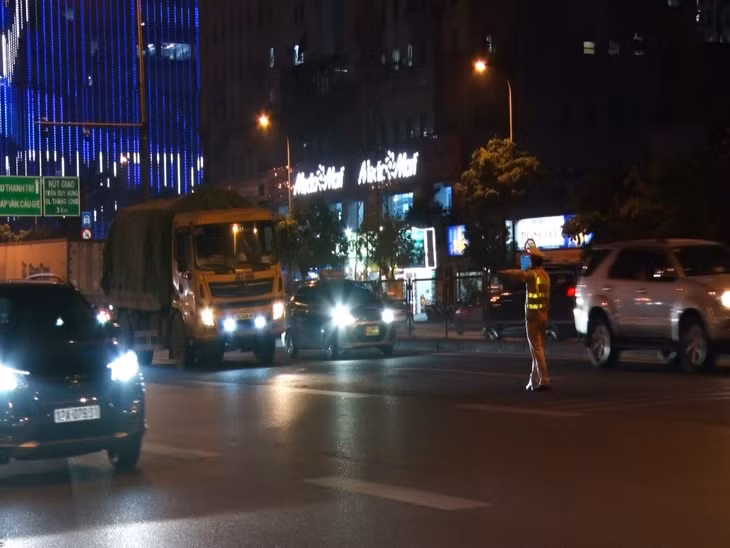 Lực lượng CSGT tuần tra, kiểm soát phương tiện có dấu hiệu vi phạm.